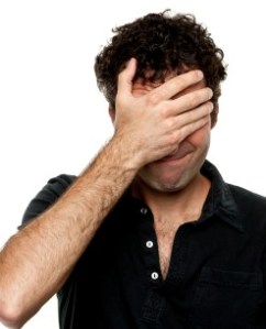 homme-embarrasse